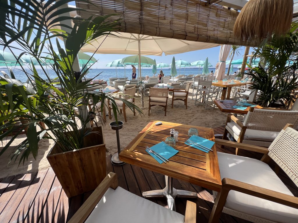 so beach plage privée golfe juan table restaurant